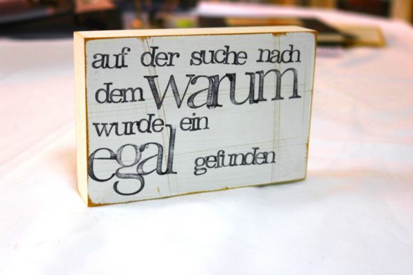 Indra Ohlemutz | auf der suche nach dem warum wurde ein egal gefunden (15 x 10 cm) | Textplatte – Bild 2