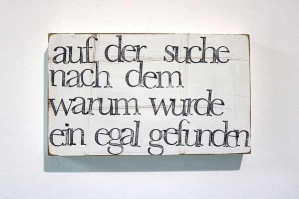 Indra Ohlemutz | auf der suche nach dem warum wurde ein egal gefunden | Textplatte (25 x 15 cm) – Bild 2
