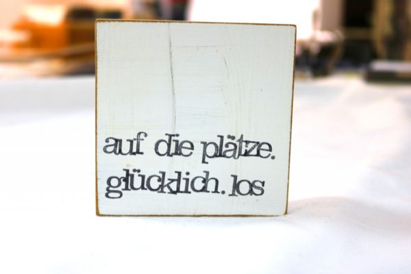 Indra Ohlemutz | auf die plätze. glücklich. los (10 x 10 cm) | Textplatte – Bild 2