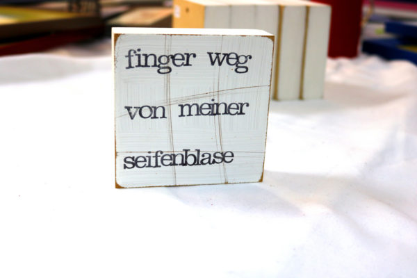 Indra Ohlemutz | finger weg von meiner seifenblase | Textplatte (10 x 10 cm) – Bild 2