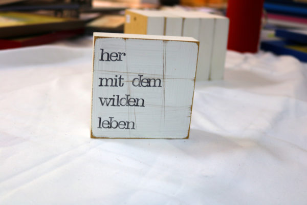 Indra Ohlemutz | her mit dem wilden leben | Textplatte (10 x 10 cm) – Bild 2