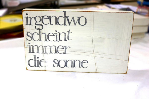 Indra Ohlemutz | irgendwo scheint immer die sonne (25 x 15 cm) | Textplatte – Bild 2