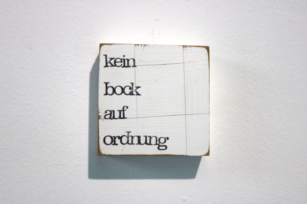 Indra Ohlemutz | kein bock auf ordnung | Textplatte (10 x 10 cm) – Bild 2