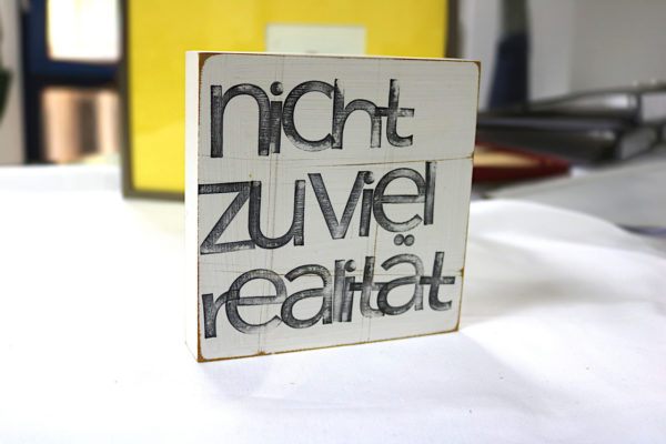 Indra Ohlemutz | nicht zuviel realität | Textplatte (15 x 15 cm) – Bild 2