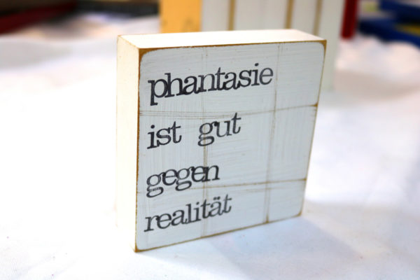 Indra Ohlemutz | phantasie ist gut gegen realität | Textplatte (10 x 10 cm) – Bild 2
