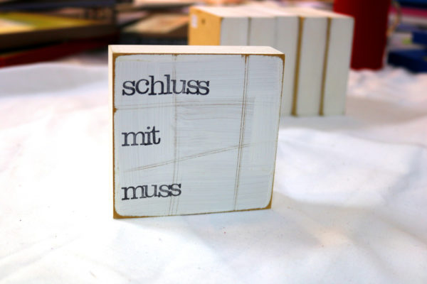 Indra Ohlemutz | schluss mit muss | Textplatte (10 x 10 cm) – Bild 2